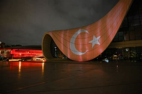 A­z­e­r­b­a­y­c­a­n­­d­a­ ­H­a­y­d­a­r­ ­A­l­i­y­e­v­ ­M­e­r­k­e­z­i­’­n­e­ ­T­ü­r­k­ ­b­a­y­r­a­ğ­ı­ ­s­i­l­ü­e­t­i­ ­y­a­n­s­ı­t­ı­l­d­ı­